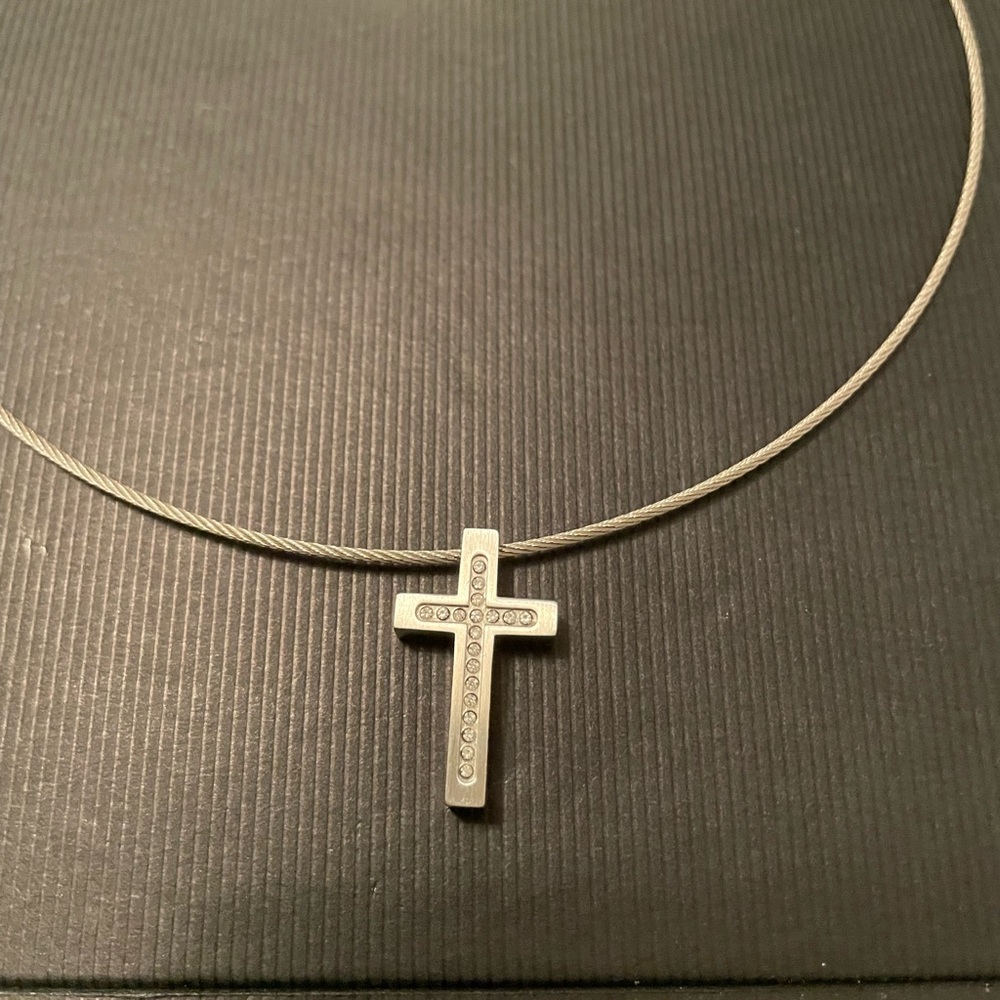 Stylish Silver Cross Pendant Necklace
